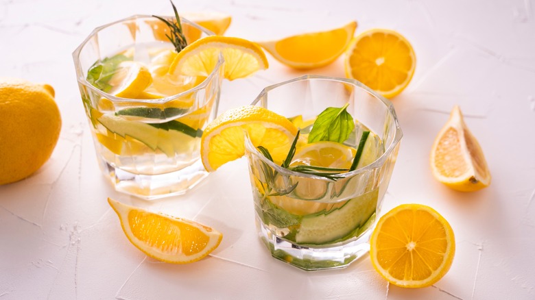 spicy mojitos with lemons