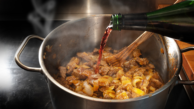 Red wine deglazing beef stew