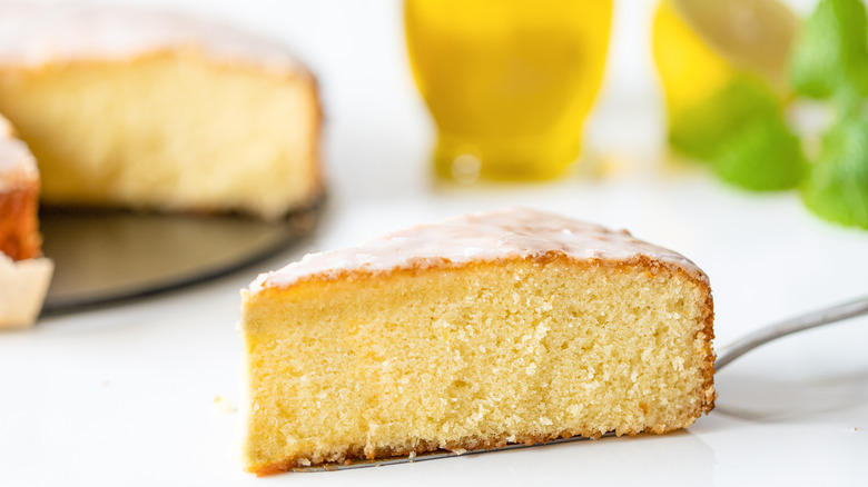 cake slice, olive oil background