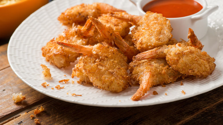 Coconut shrimp with sauce