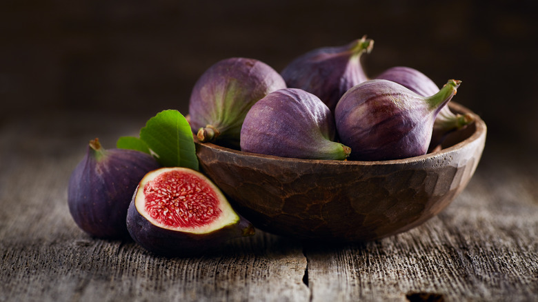 Bowl of figs on wooden table