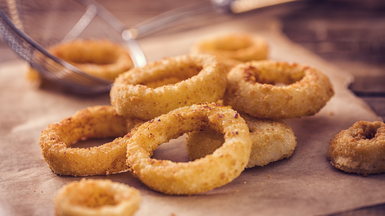 https://www.thedailymeal.com/img/gallery/10-fast-food-onion-rings-ranked-worst-to-first/l-intro-1688053411.jpg