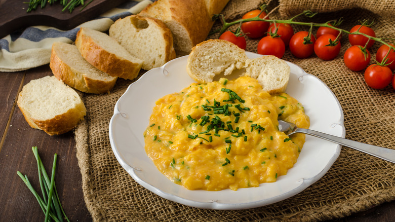 French scrambled eggs with bread