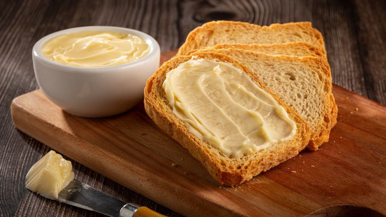 Buttered bread on chopping board