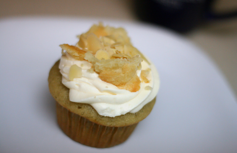 Vegan Banana Split Cupcake 