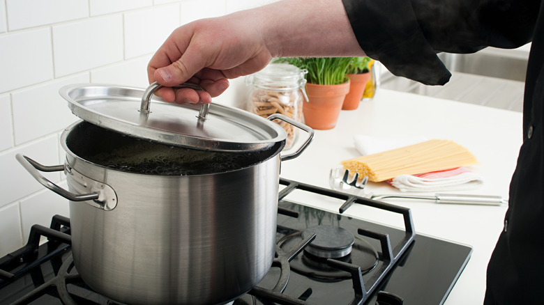 opening pot lid