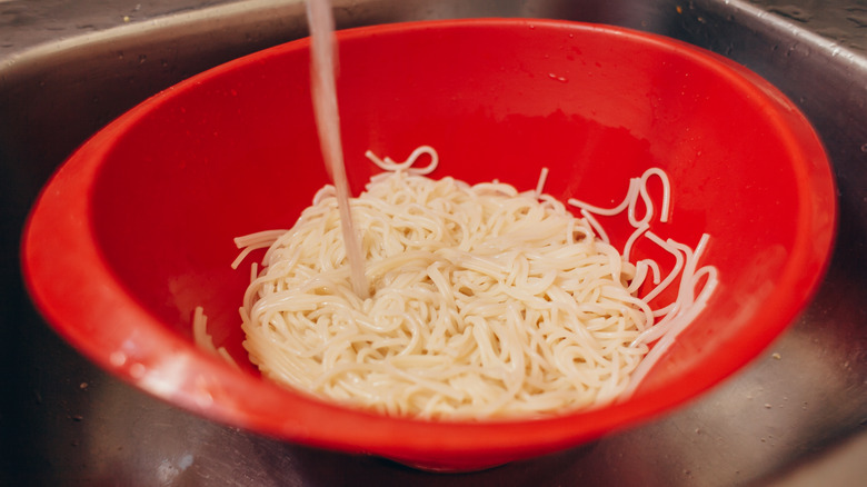 rinsing spaghetti noodles