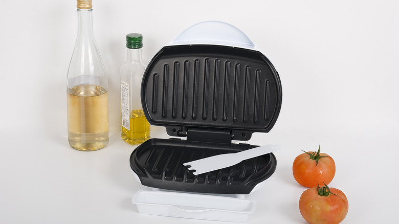 Electric tabletop grill