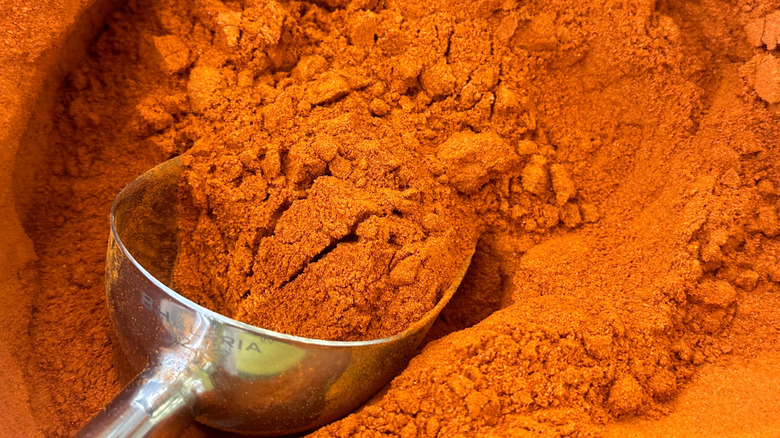 scoop in bulk chili powder