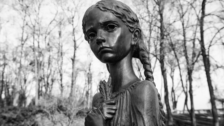 statue memorial to Holodomor 