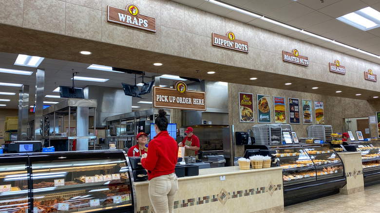 Buc-ee's pickup counter