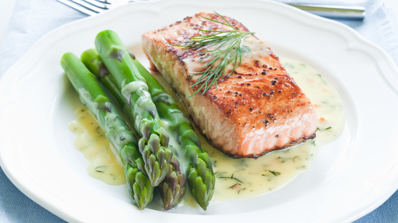 Salmon and asparagus with dill sauce
