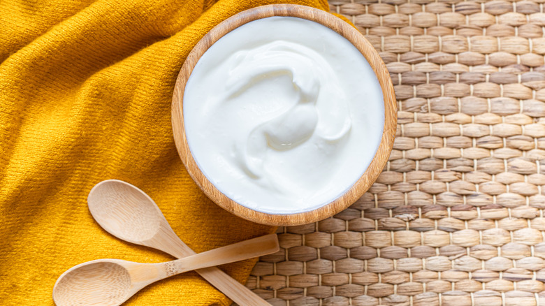 greek yogurt in bowl 