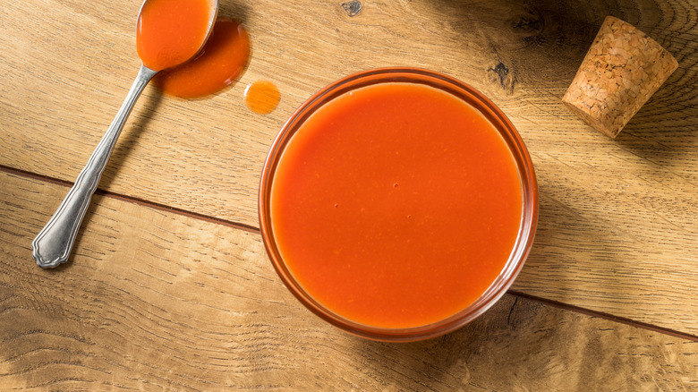 buffalo sauce in bowl 