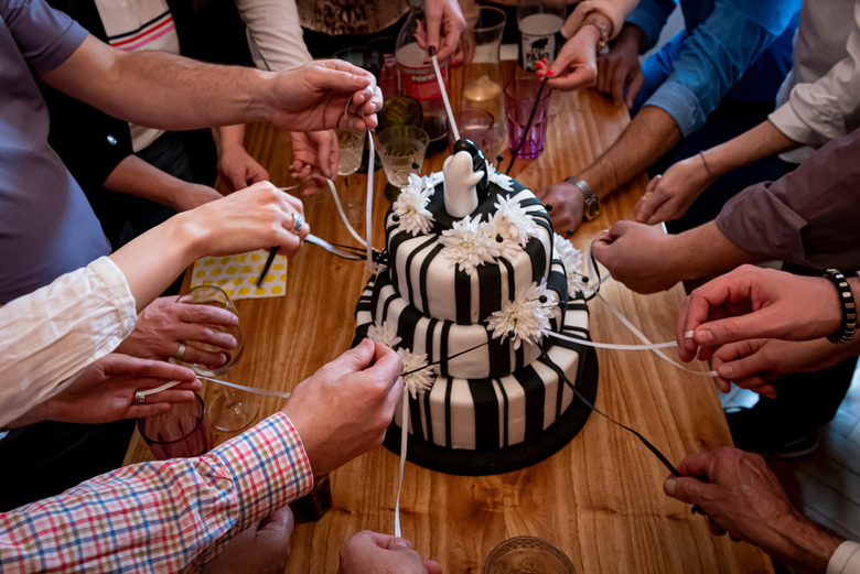 Cake ribbon pull