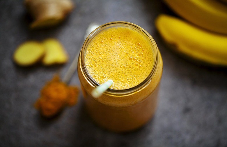 Banana-Turmeric Chai Smoothie