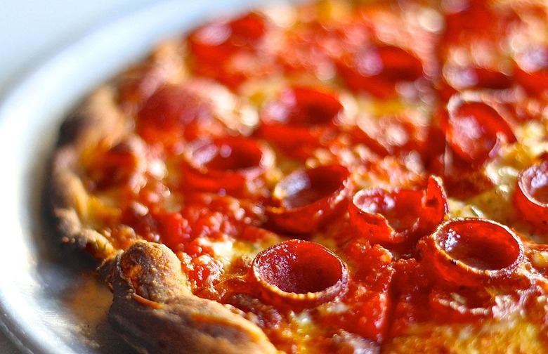 #56 Lee's Tavern, Staten Island, N.Y. (White Clam Pie: garlic, mozzarella, baby clam, no sauce)