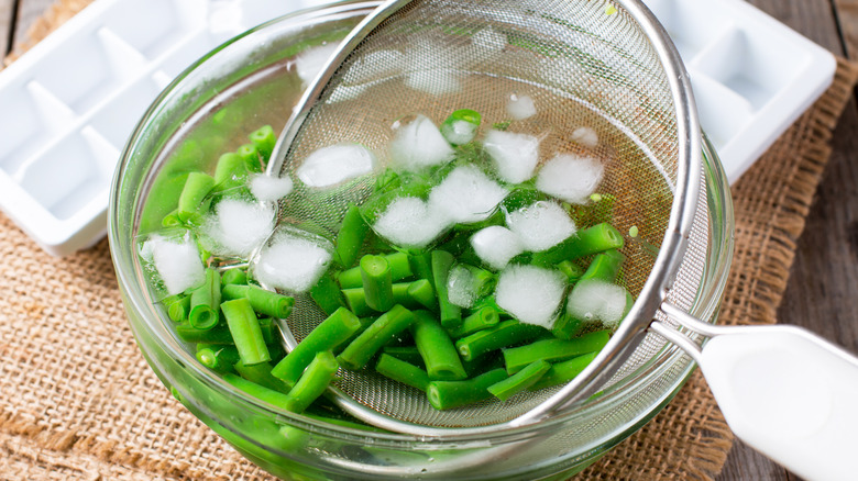 blanched green beans ice water