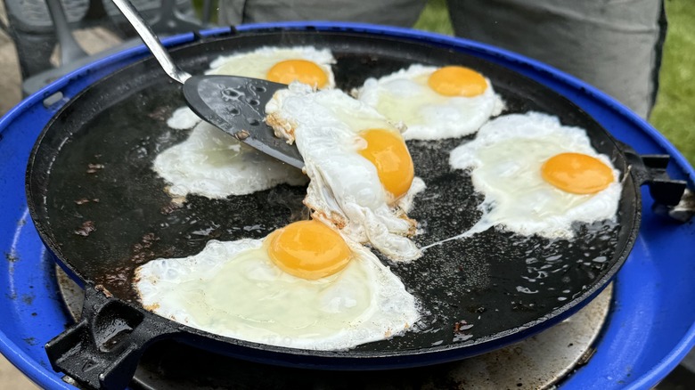 Frying eggs in pan