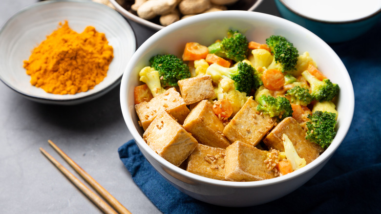 Tofu and veggies with peanut sauce