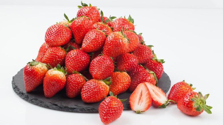 A mound of strawberries