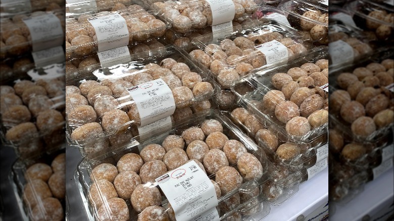 powdered beignets display