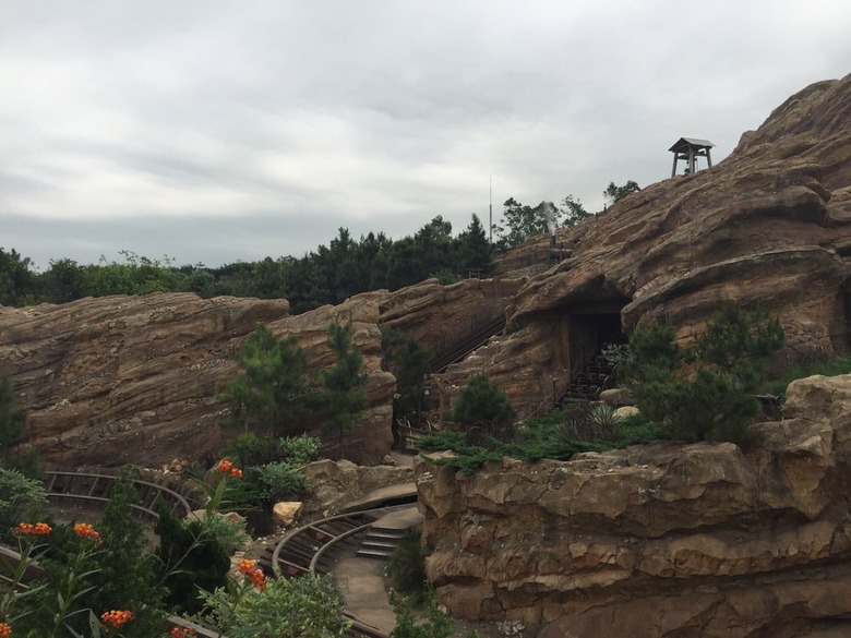 Big Grizzly Mountain Runaway Mine Cars — Hong Kong Disneyland