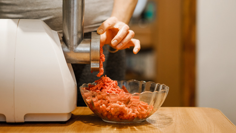 https://www.thedailymeal.com/img/gallery/11-mistakes-you-need-to-avoid-when-grinding-your-own-meat/intro-1690985082.jpg