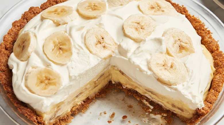 banana cream pie in pan