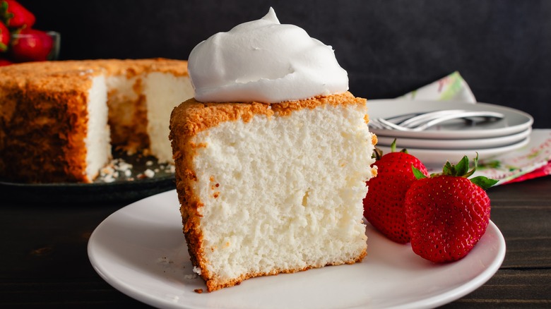 angel food cake with strawberries