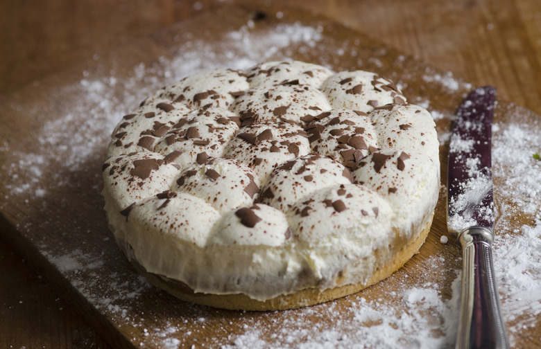 Hazelnut Banoffee Tartlets With a Trefoil Crust