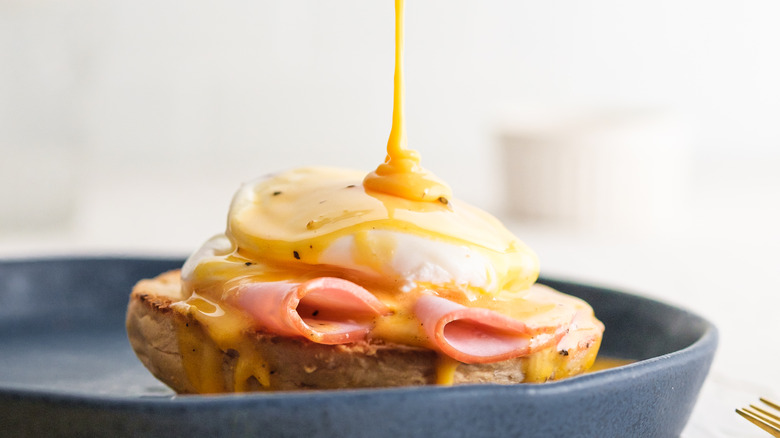 Hollandaise sauce on eggs benedict