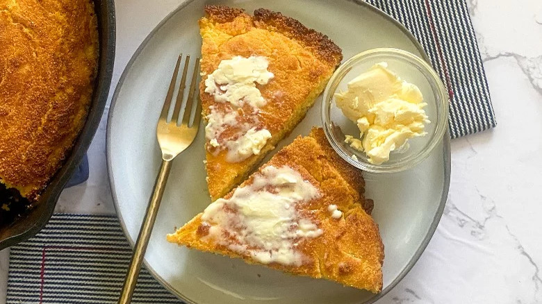 Buttered cornbread slices