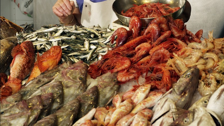 Fish market display