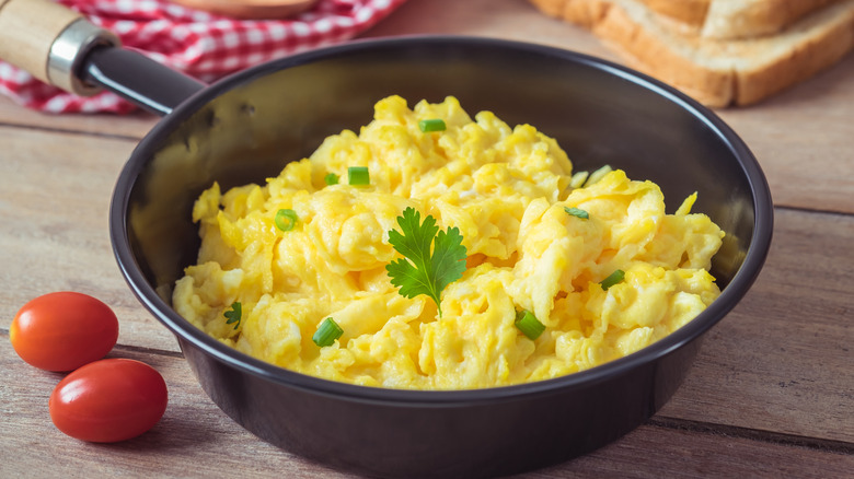 https://www.thedailymeal.com/img/gallery/11-ways-scrambled-eggs-are-enjoyed-around-the-world/intro-1678722365.jpg