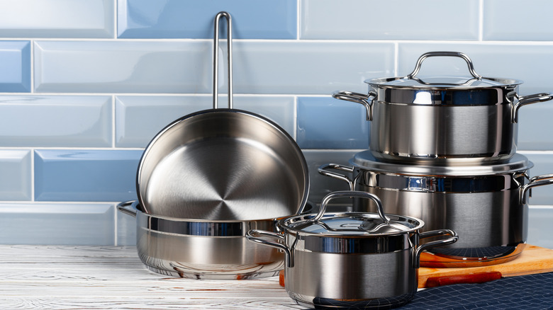 set of aluminum cookware