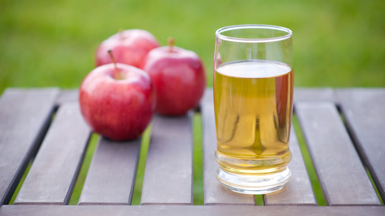 apple juice and apples