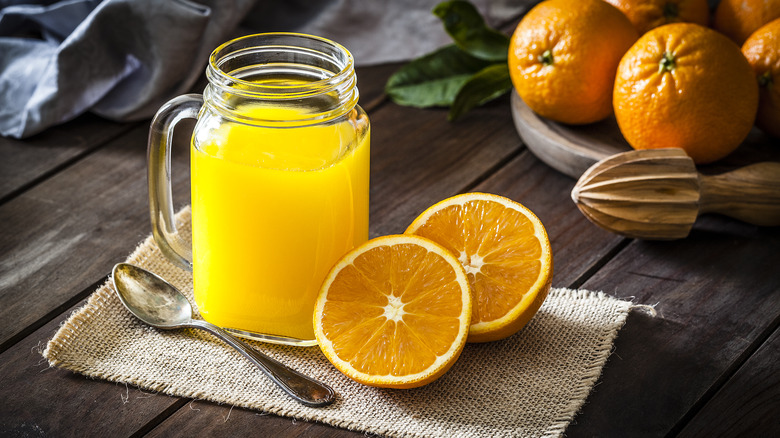 orange juice and sliced oranges