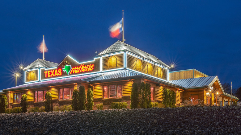 Texas Roadhouse lit up