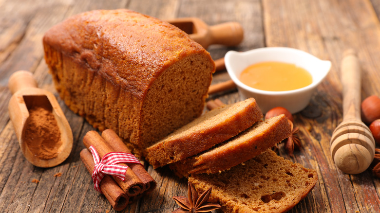 gingerbread cake loaf with cinnamon and honey