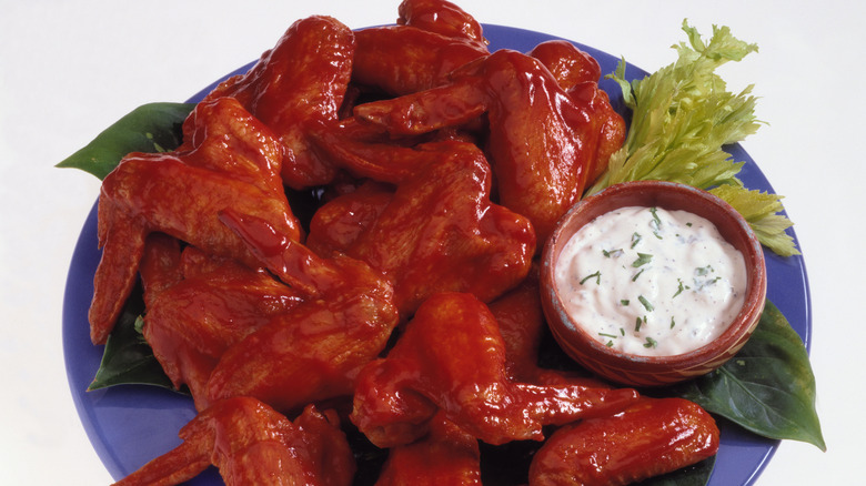 Buffalo wings with dipping sauce