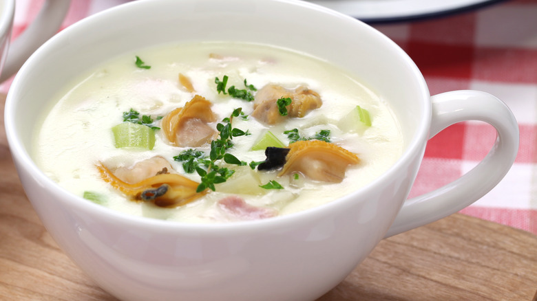 Clam chowder with whole clams