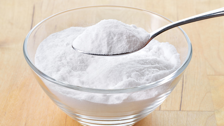 baking soda on spoon