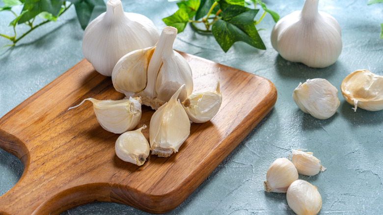 Garlic cloves with skin on