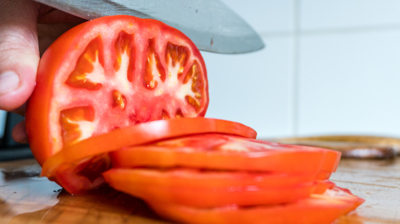 Cutting tomatoes in slices