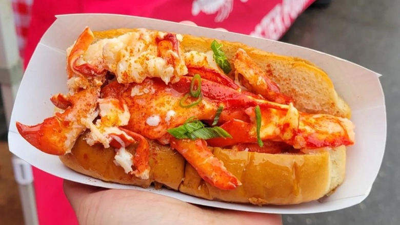 Fresh lobster roll