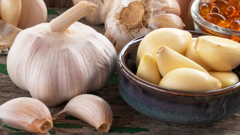 Whole garlic, bowl of cloves 