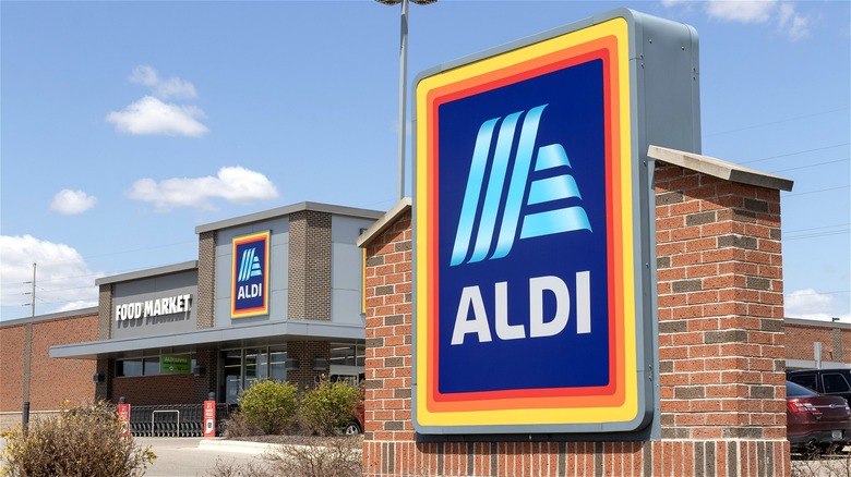 Aldi exterior and sign