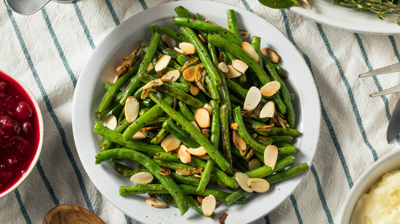 Sautéed green beans with almonds