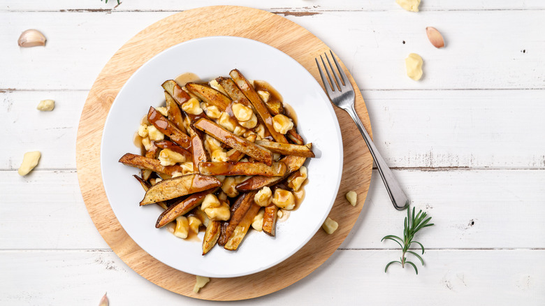 Plate of poutine